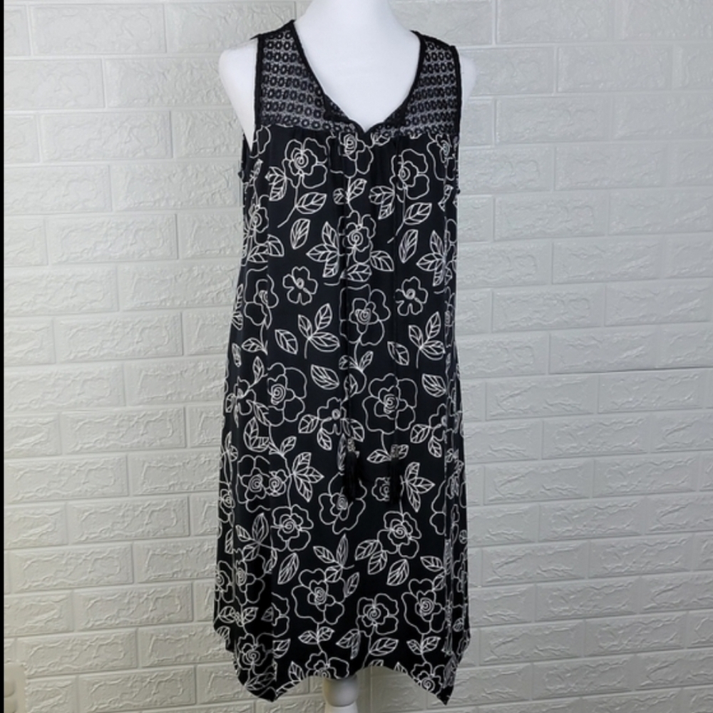 Nina Leonard Black and White Floral Design